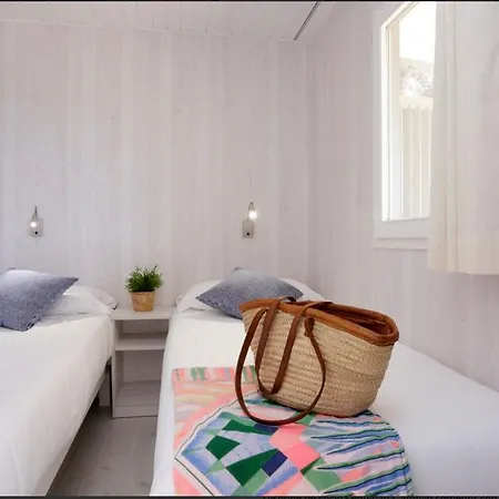 Camping Senia Cala Canyelles مكان تخييم *